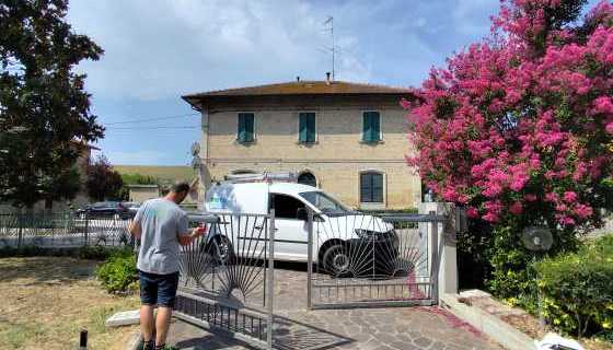 Manutenzione cancello automatico apertura a battenti 